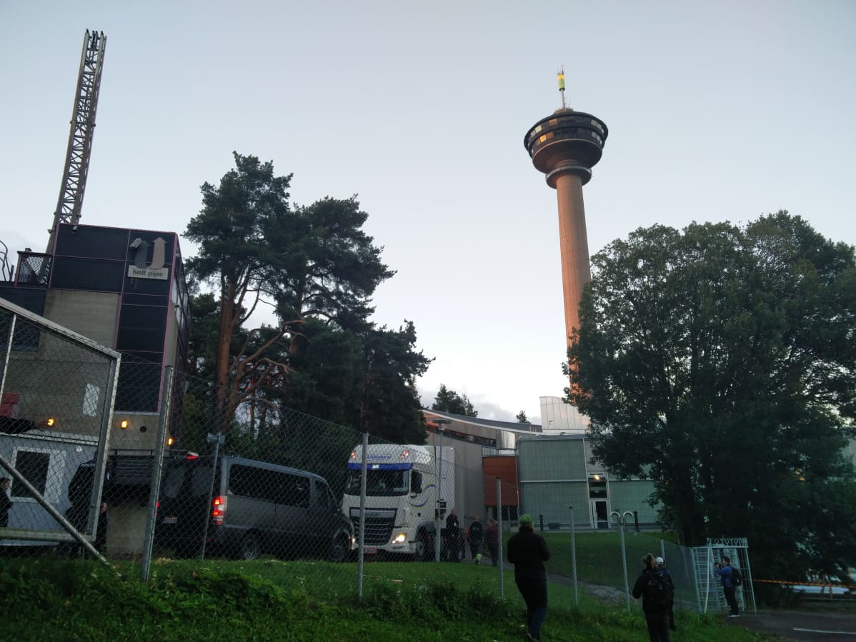 Autoja delfinaarion edustalla