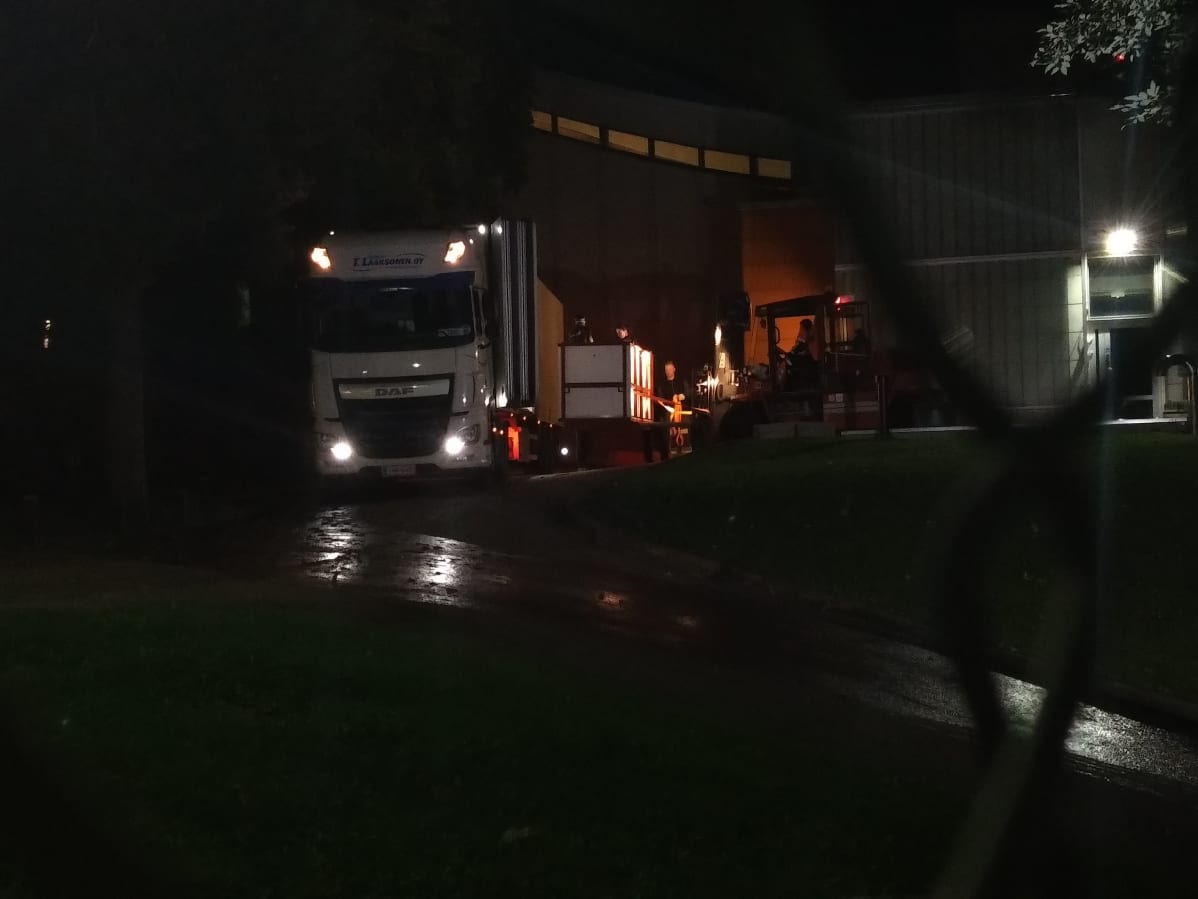 Rekkaan lastataan isoa laatikkoa