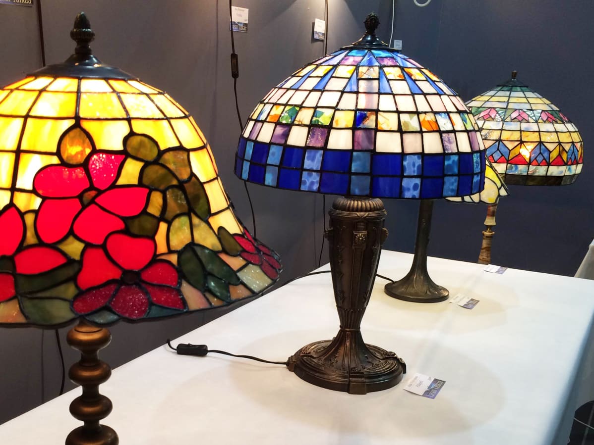 Tiffanytekniikalla toteutettuja varjostimia Tampereen Lasikillan juhlanäyttelyssä Galleria Nottbeckissä.