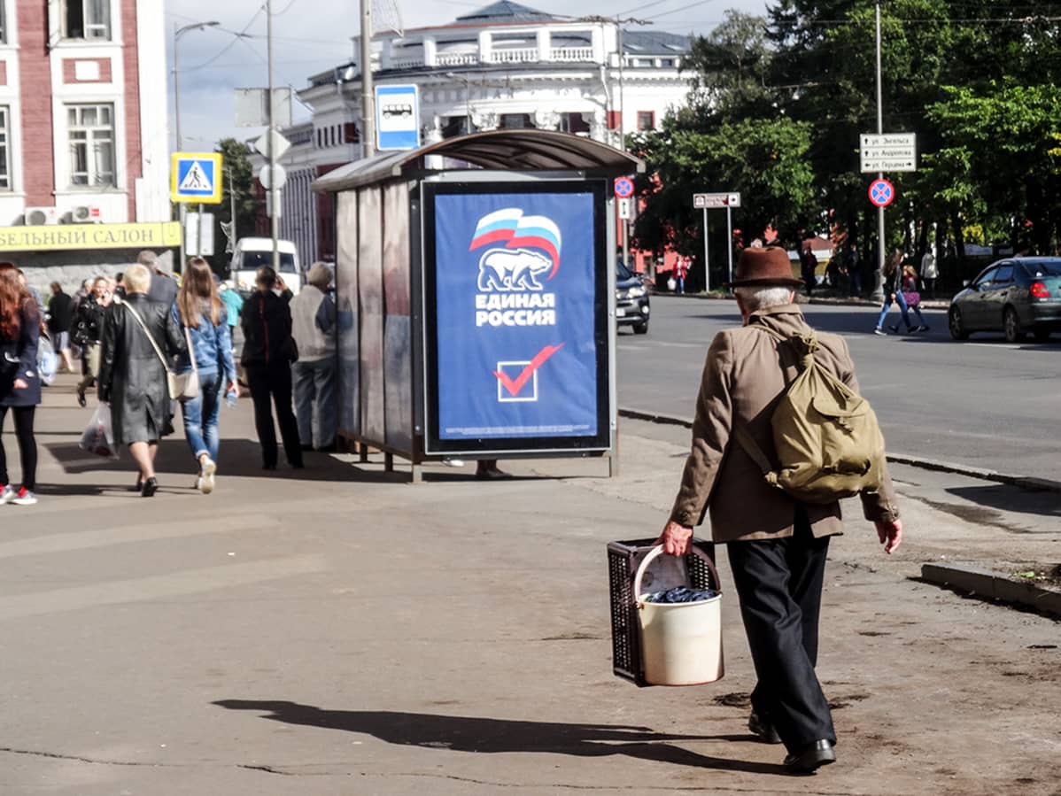 Yhtenäinen Venäjä mainostaa Petroskoin bussipysäkeillä.