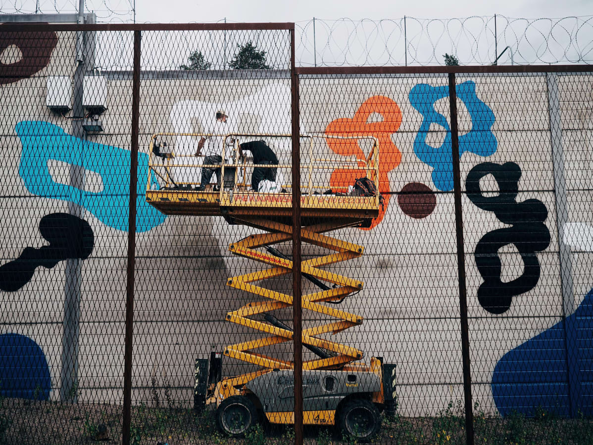 Graffititaiteilija EGS maalaa.