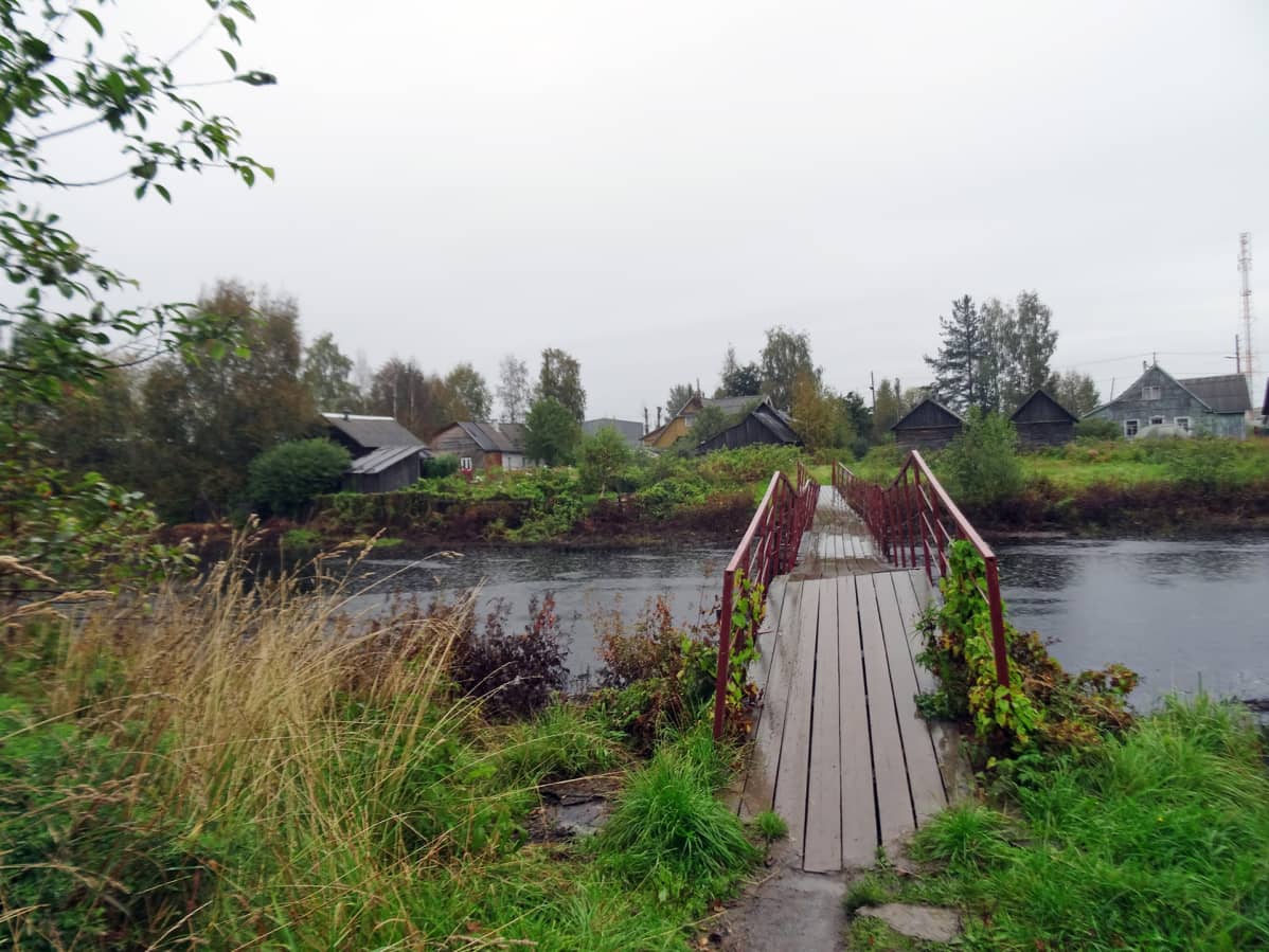 Tšalnaa halkoo joki, jonka yli kulkeva silta yhdistää kyläläisiä.