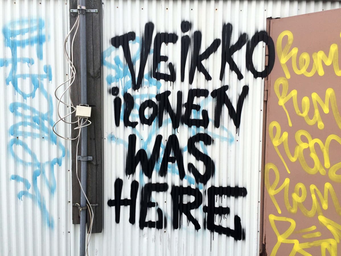 Taiteilijaryhmä Veikko Ilonen jätti puumerkkinsä Petteri-liikekeskuksen katolle.