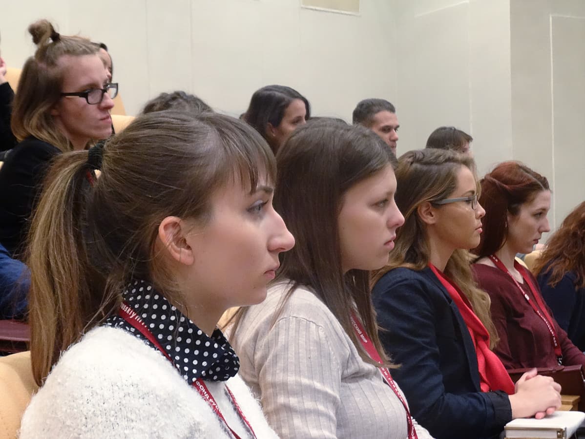 Nuoret kuuntelivat keskittyneesti Nikonovin puhetta.