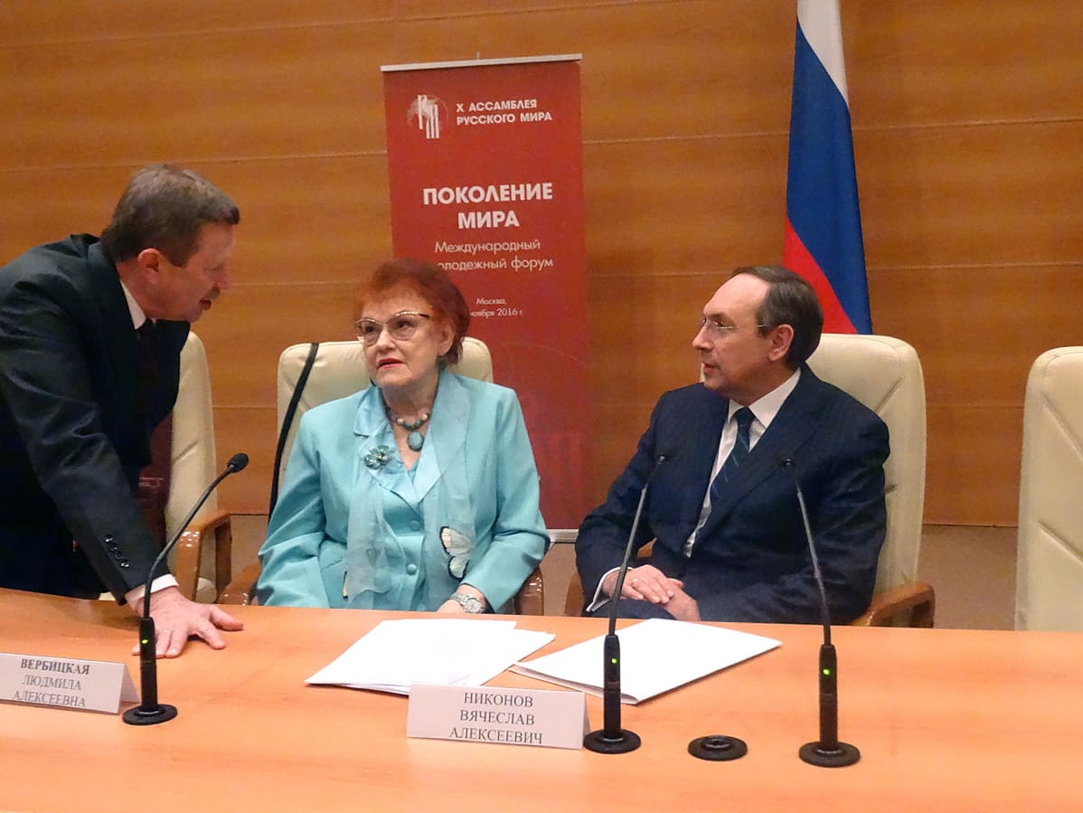 Russki mirin johtohahmot Vladimir Kotšin, Ljudmila Verbitskaja ja Vjatšeslav Nikonov keskustelevat.