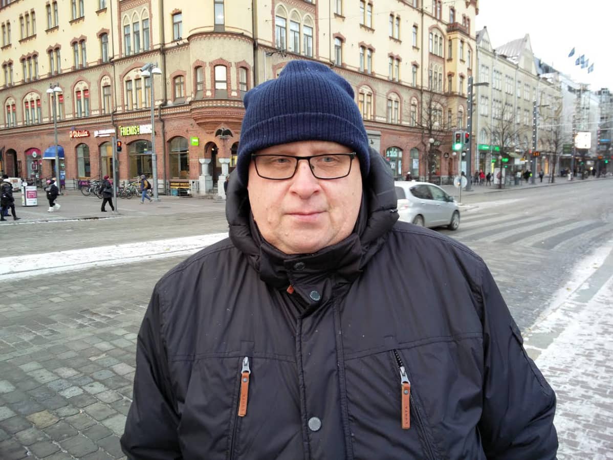 Kai Virkkula odottaa bussia Tampereen keskustorilla.