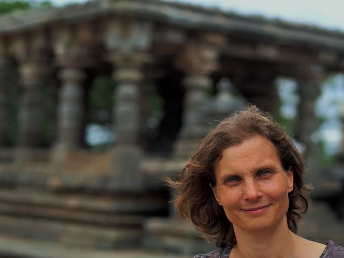 Intian Bengalurussa asuva suomalainen Katrina Carlson on auttanut pankkitiliä vailla olevia ystäviään