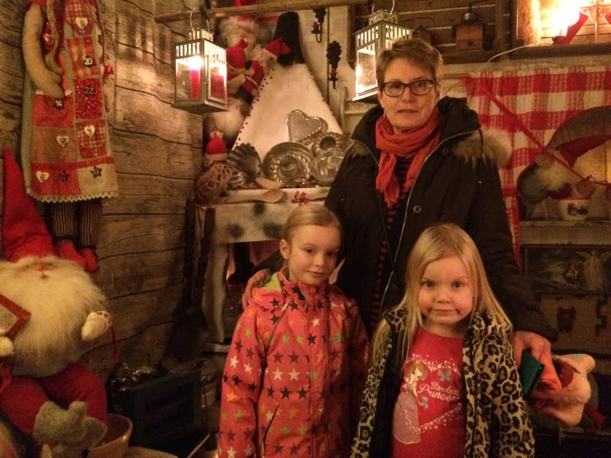 Arja Tuusinen lapsenlapsiensa Minttu ja Pinja Takasen kanssa