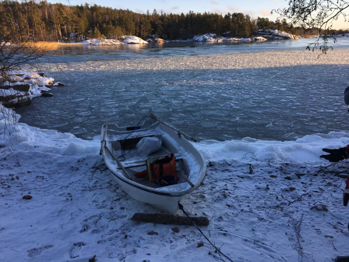 Vapaa-ajankalastaja liikkuu vielä veneellä Taivassalossa.