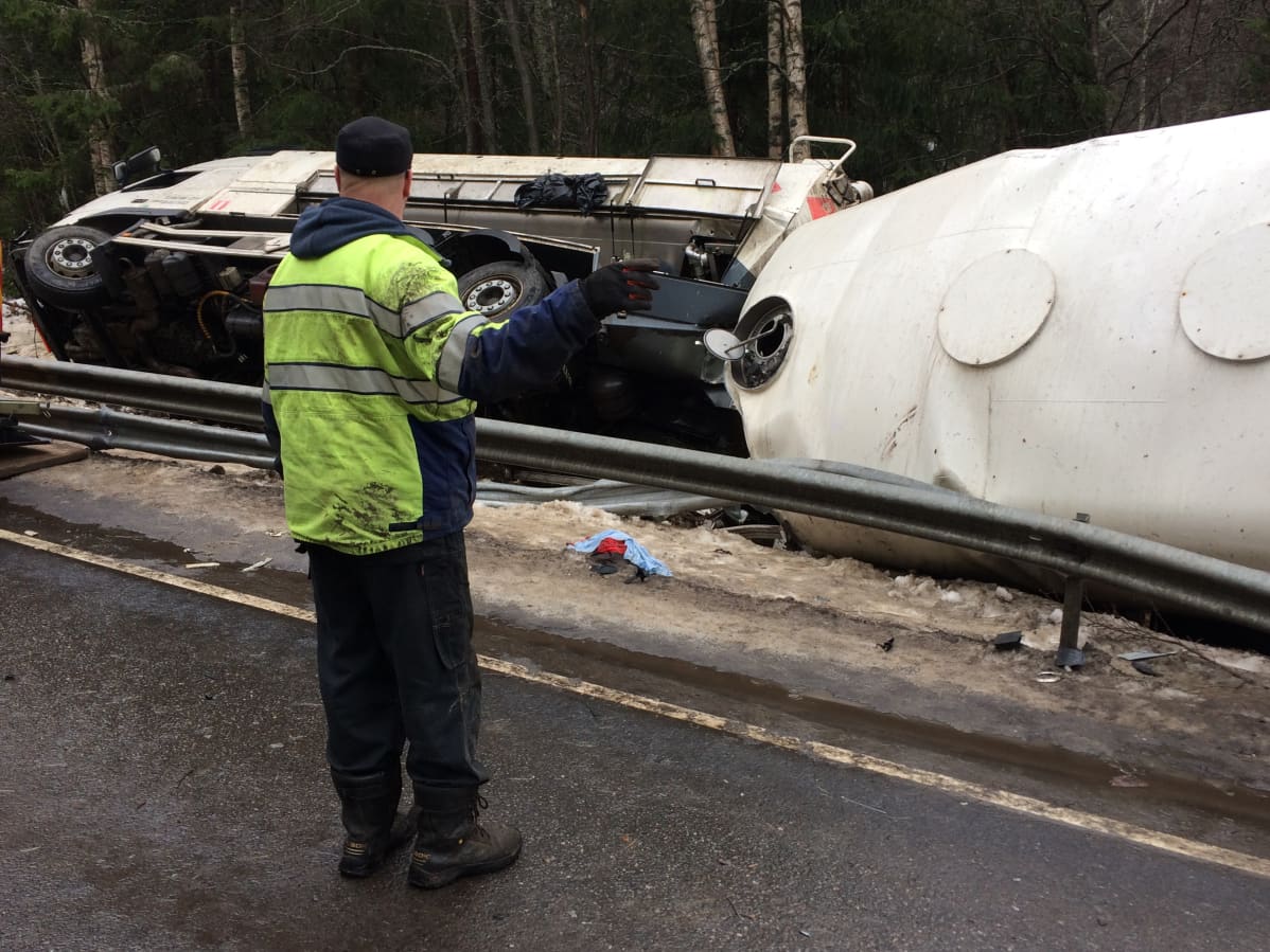 Säiliöauto ojassa Perniössä