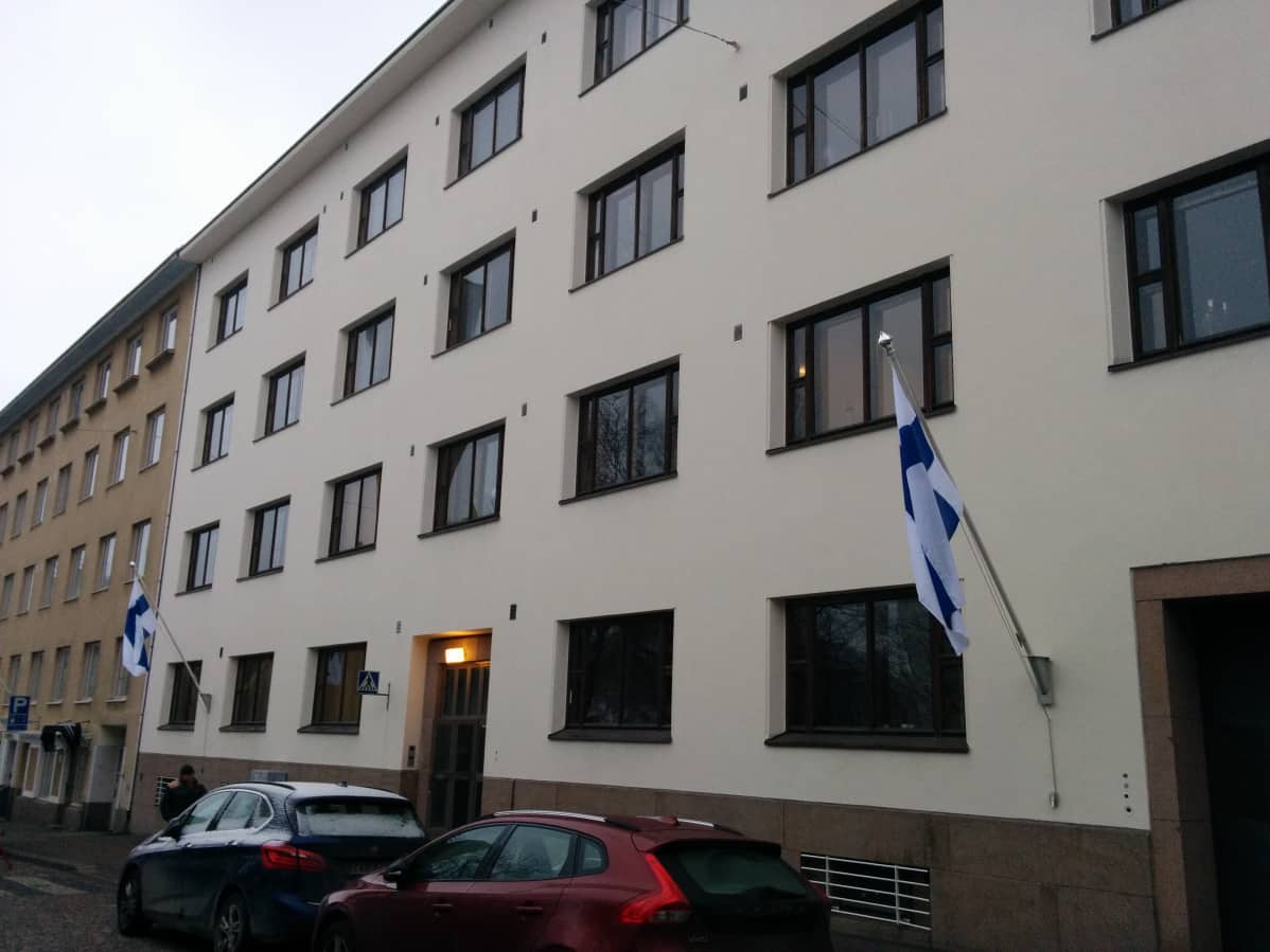 Taiteilijakoti Lallukan julkisivu hohtaa uutuuttaan.