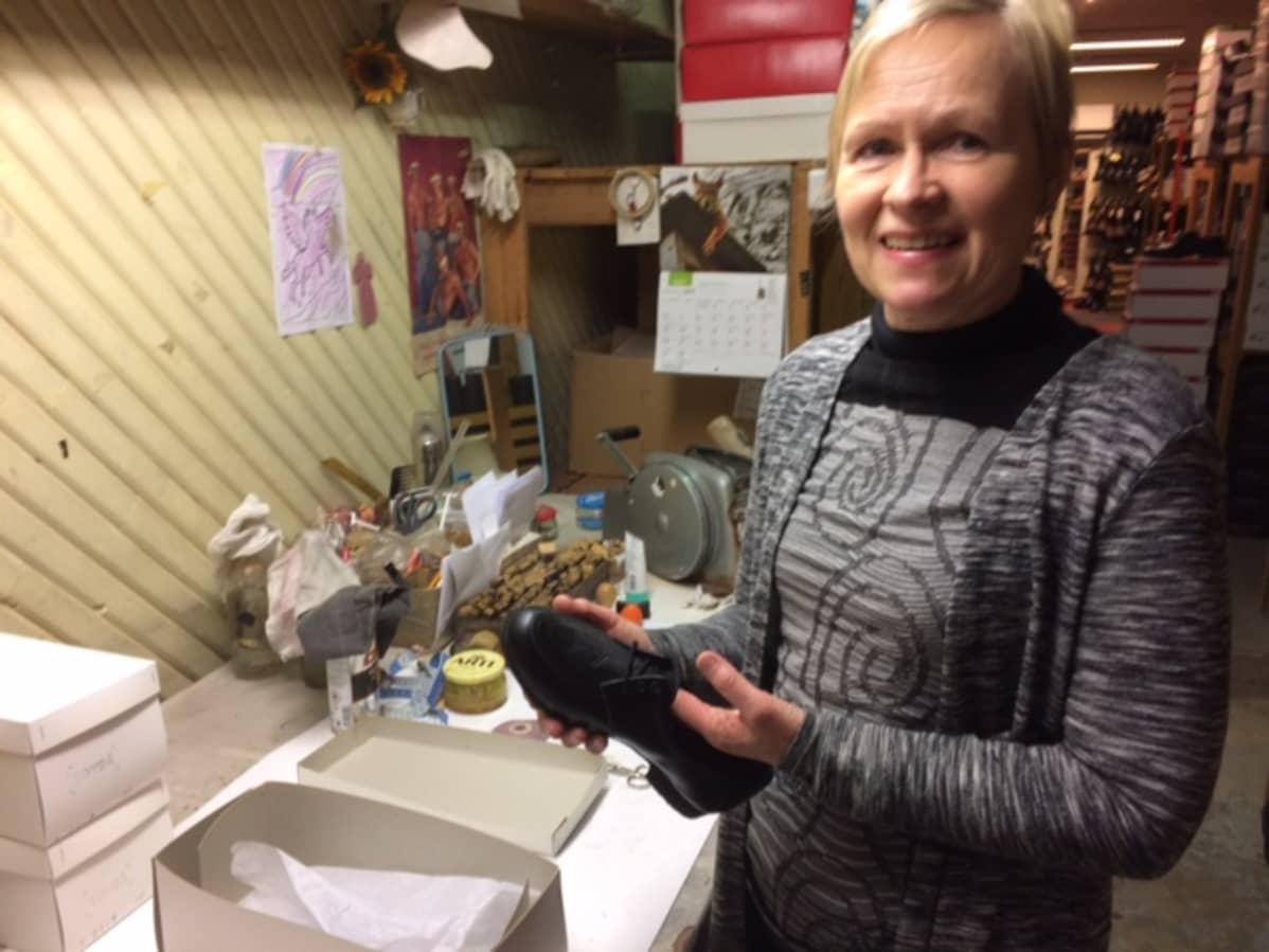 Pirjo Suutala on työskennellyt pitkään Töysän kenkätehtaalla.
