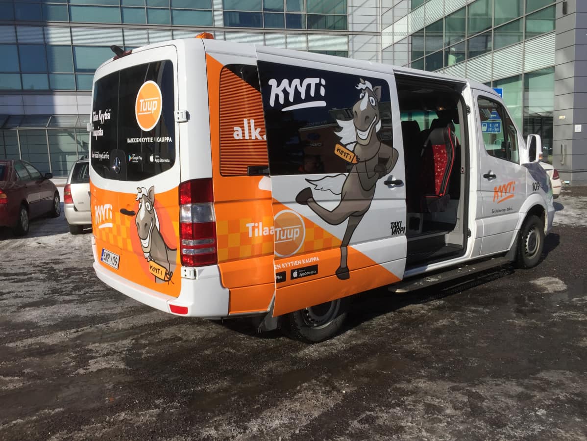 Useimmat Kyyti-palvelun autot ovat Taksivirpin pikkubusseja.