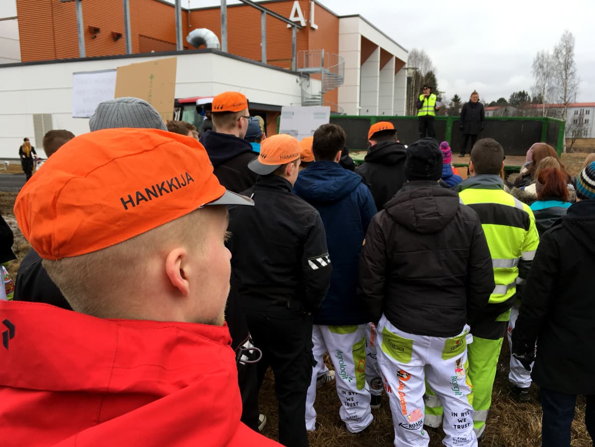 Seinäjoella järjestettiin maanantaina 3.4. agrologiopiskelijoiden mielenosoitus Ilmajoen agrologikoulutuksen siirtämissuunnitelmia vastaan.