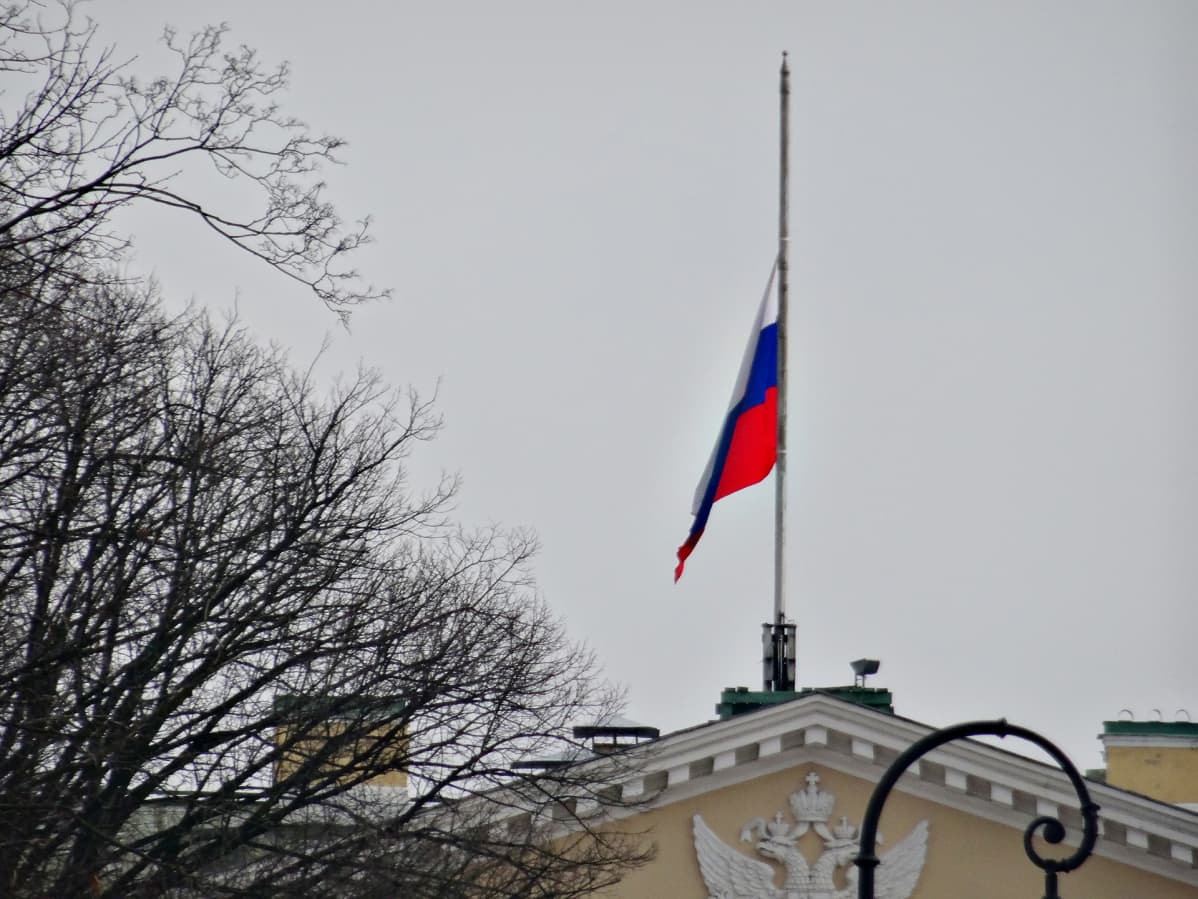 Pietarissa on suruliputus terrorin uhrien kunniaksi.
