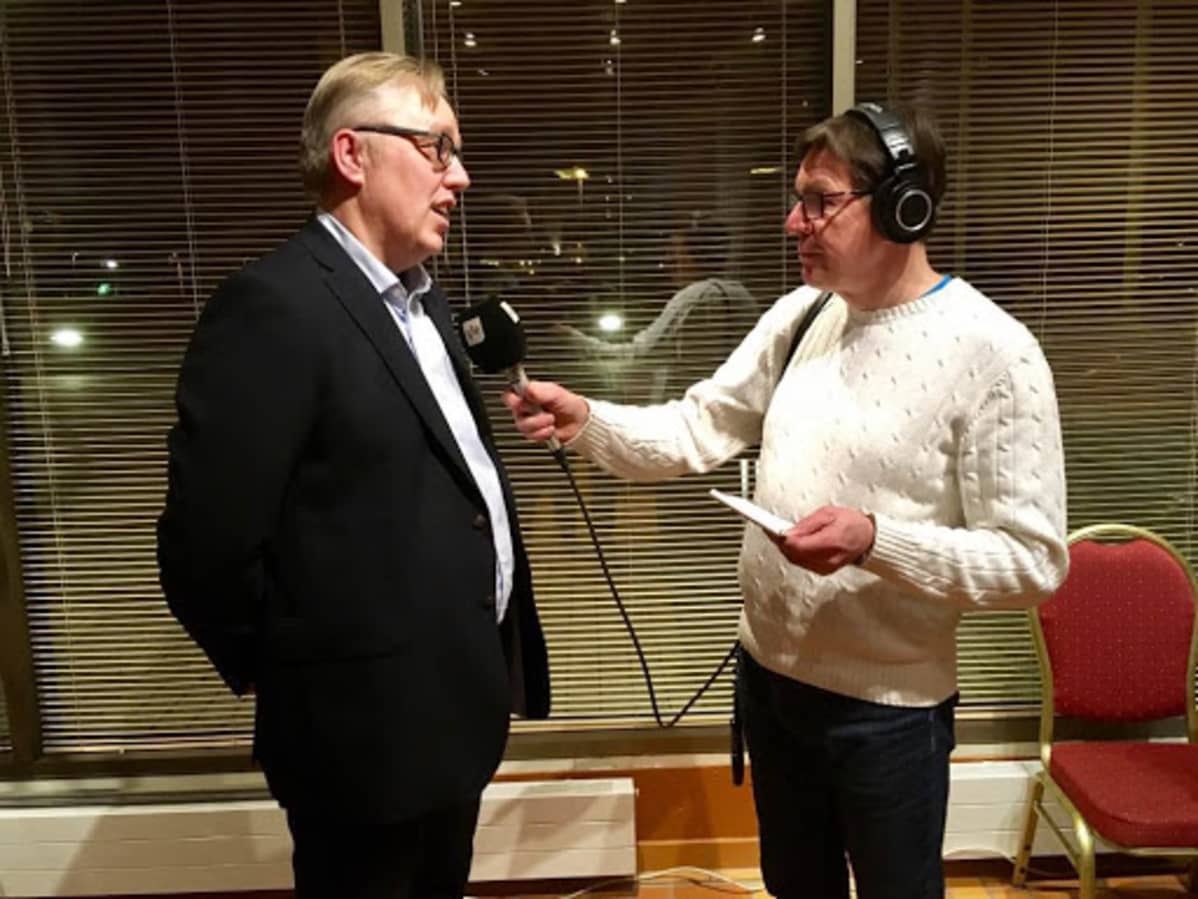 Mustasaaren suomenkielisten Martin Ahlskog toimittaja Hannu Puikkosen haastattelussa kuntavaalivalvojaisissa.