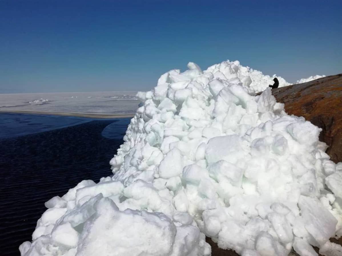 Myös Marinkaisissa jääröykkiöt koristavat rantaa.