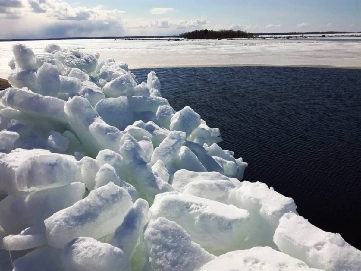 Myös Marinkaisissa jääröykkiöt koristavat rantaa.