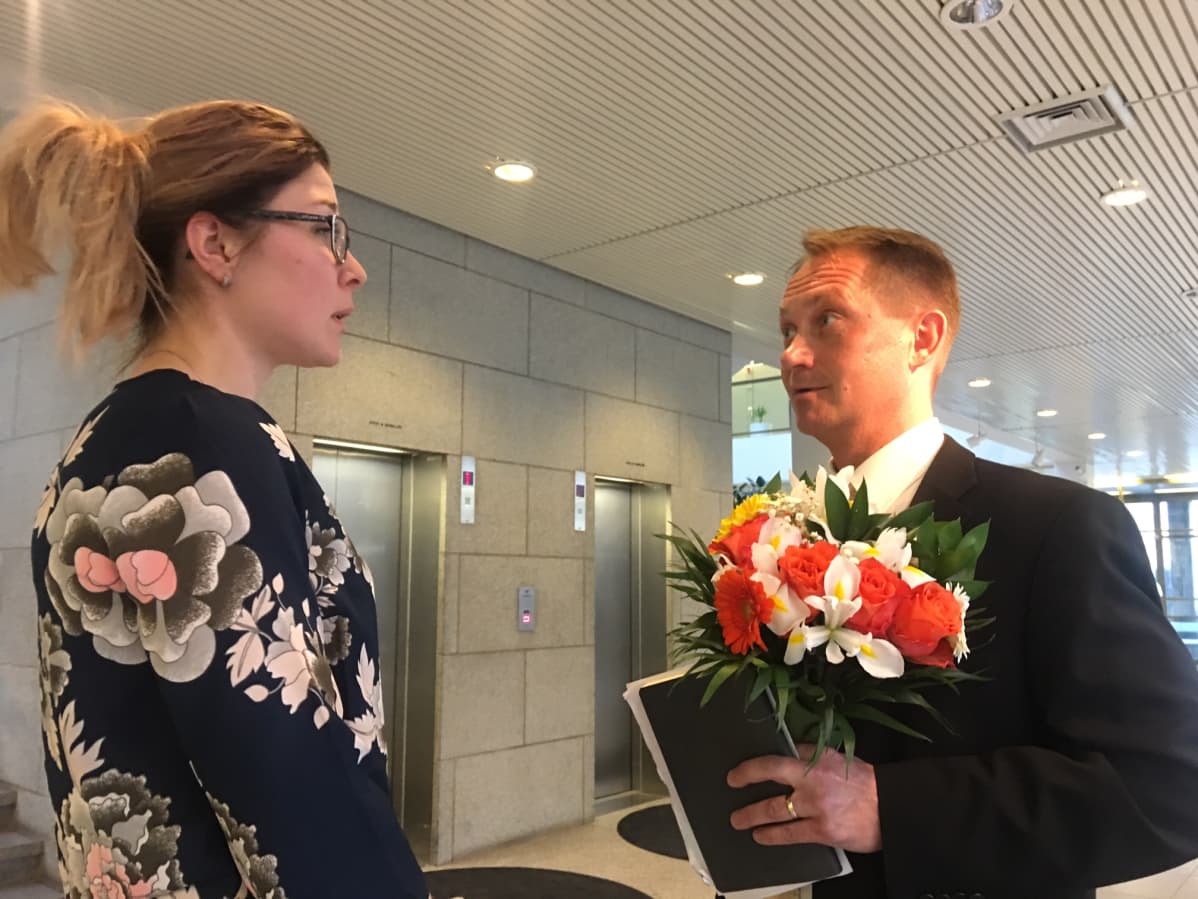 Niina Malm onnittelee juuri kaupunginjohtajaksi valittua Rami Hasua