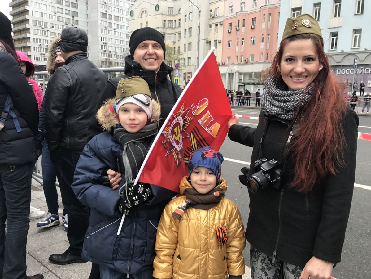 Moskovalainen Kira perheineen on tullut katsomaan sotilasparaatia Moskovan ydinkeskustaan.