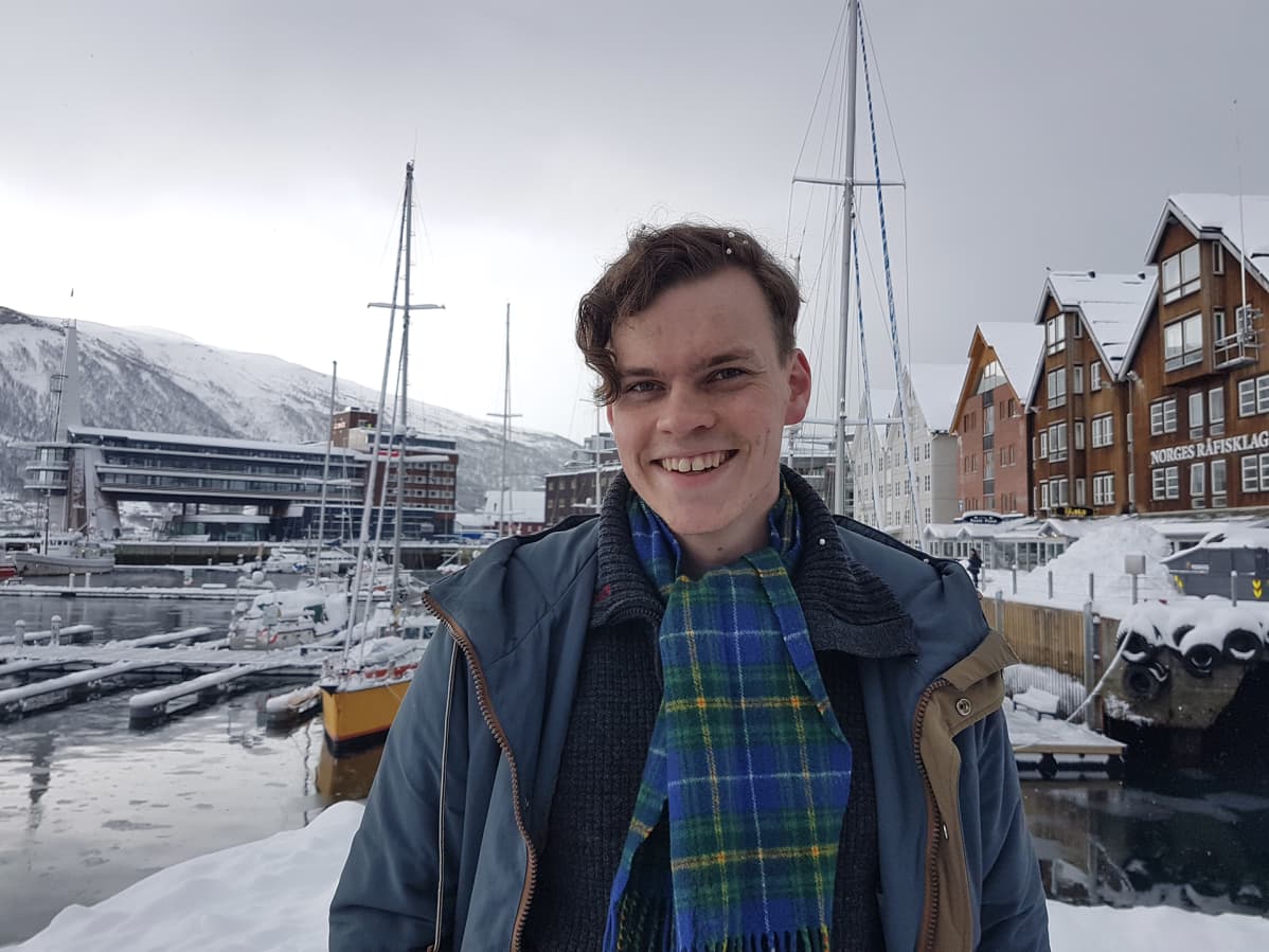 Anton Hallan hymyilee Tromssan satamassa.