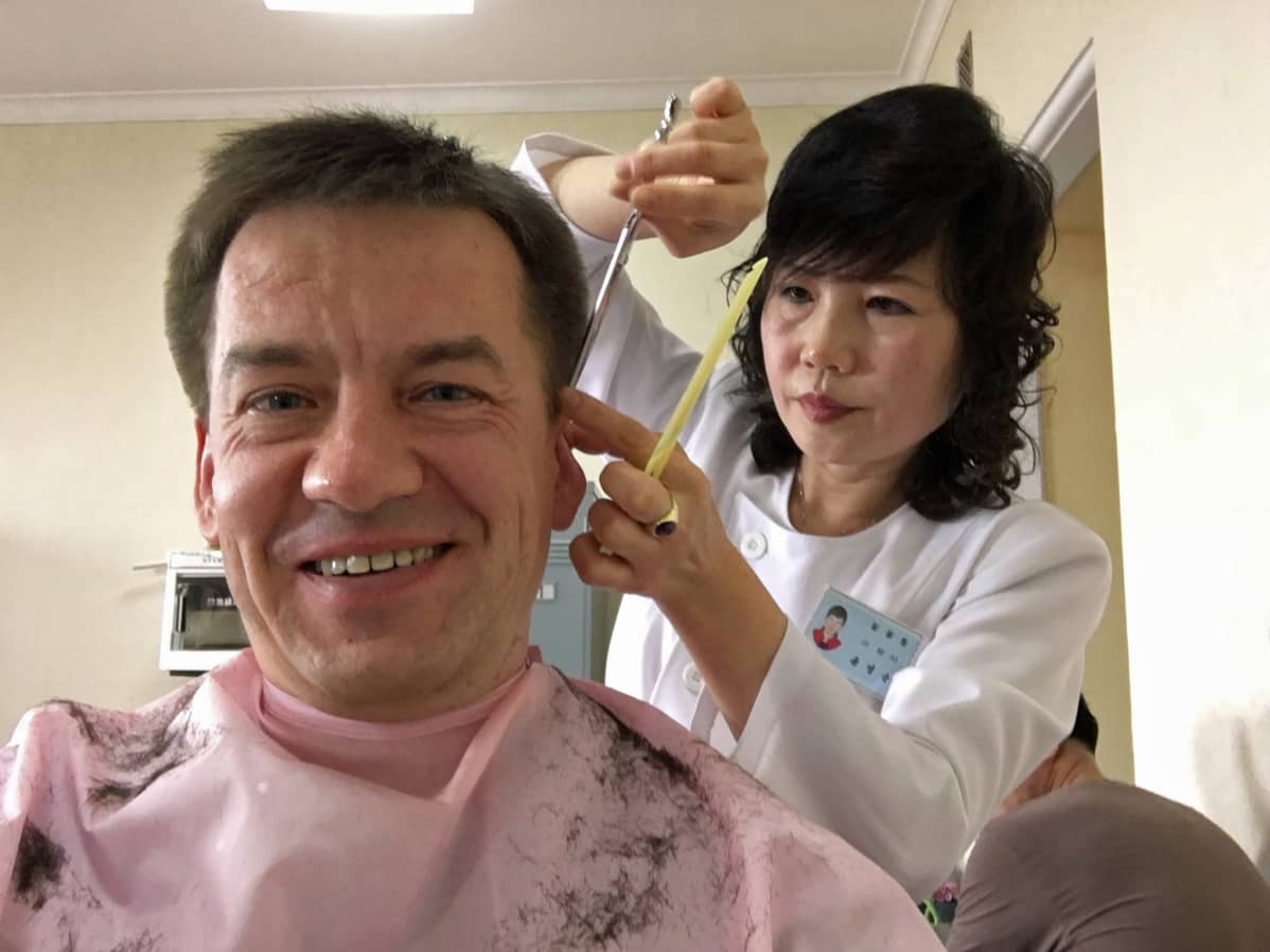 Tämä hiustyyli tunnetaan Pohjois-Koreassa nimellä kunnialaukaus, ja sitä sanotaan maan suosituimmaksi.
