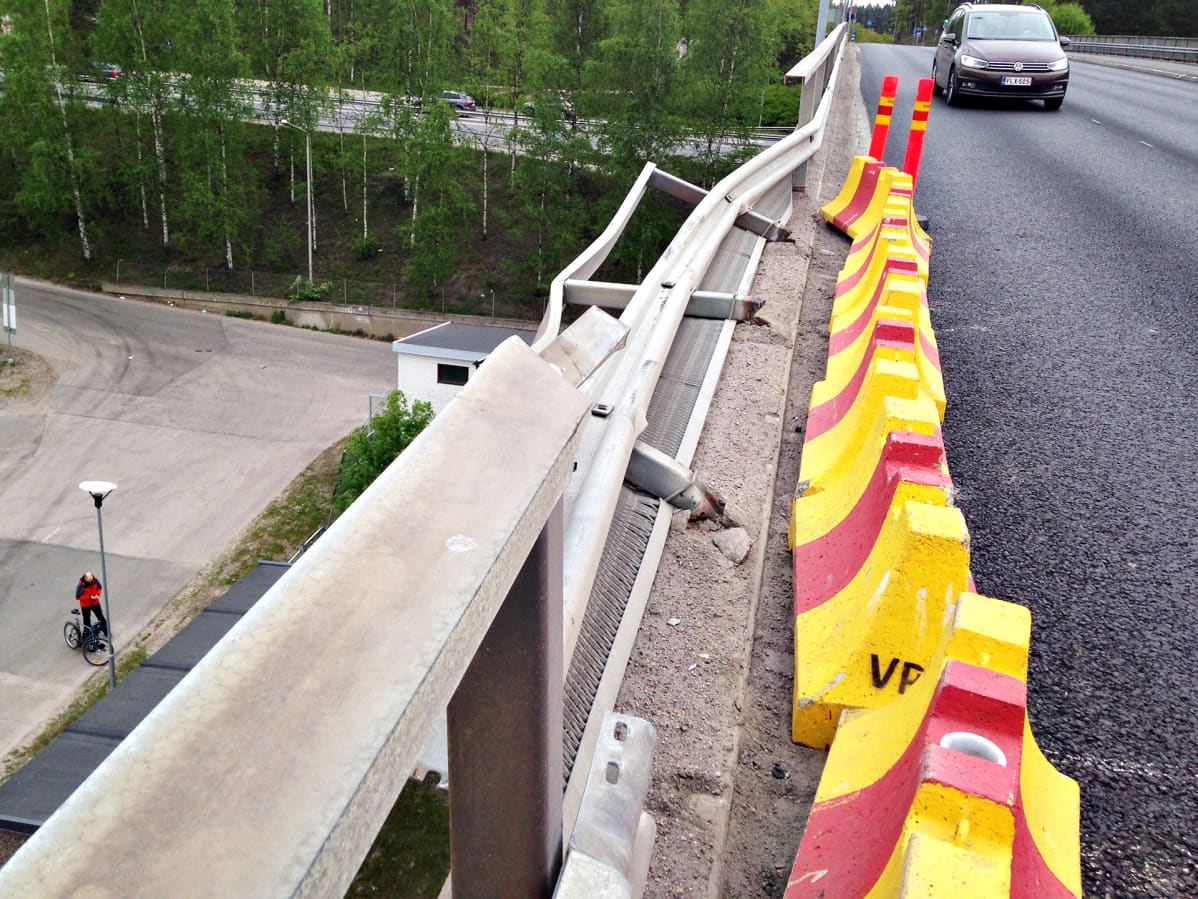 Pyöräkuormaaja putosi sillalta.