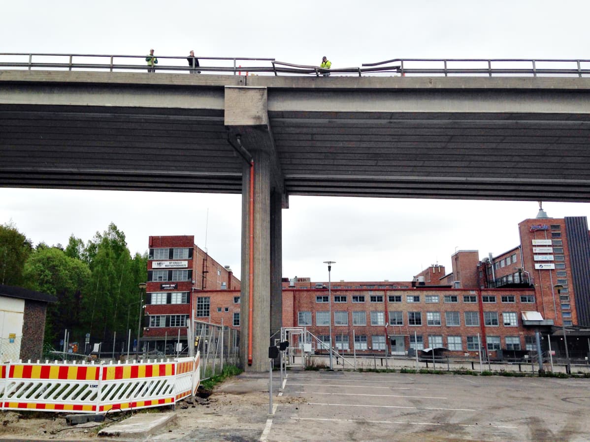 Pyöräkuormaaja putosi sillalta.