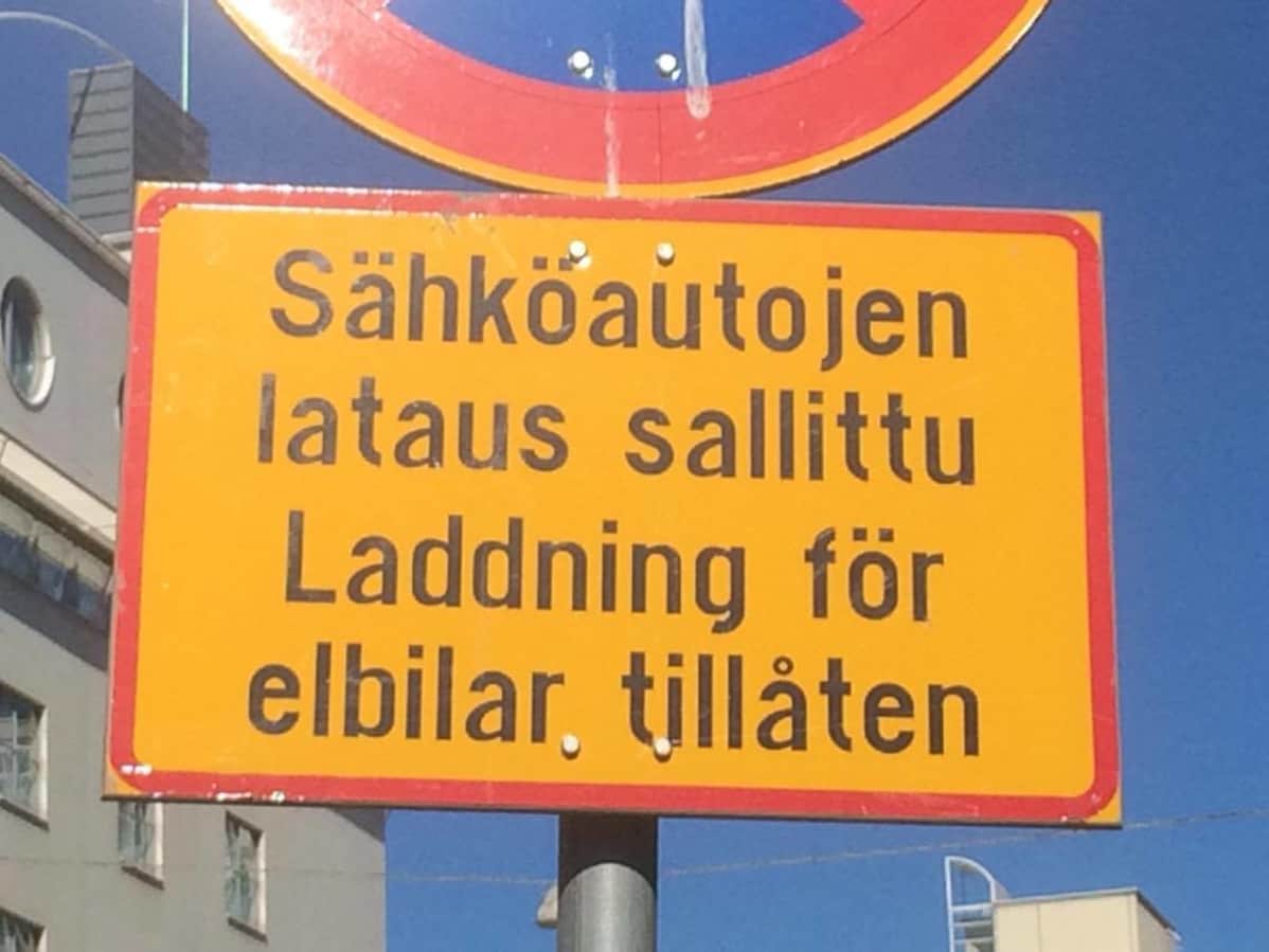 Liikennemerkki sähköautojen latauspisteeltä Helsingin Kampista.