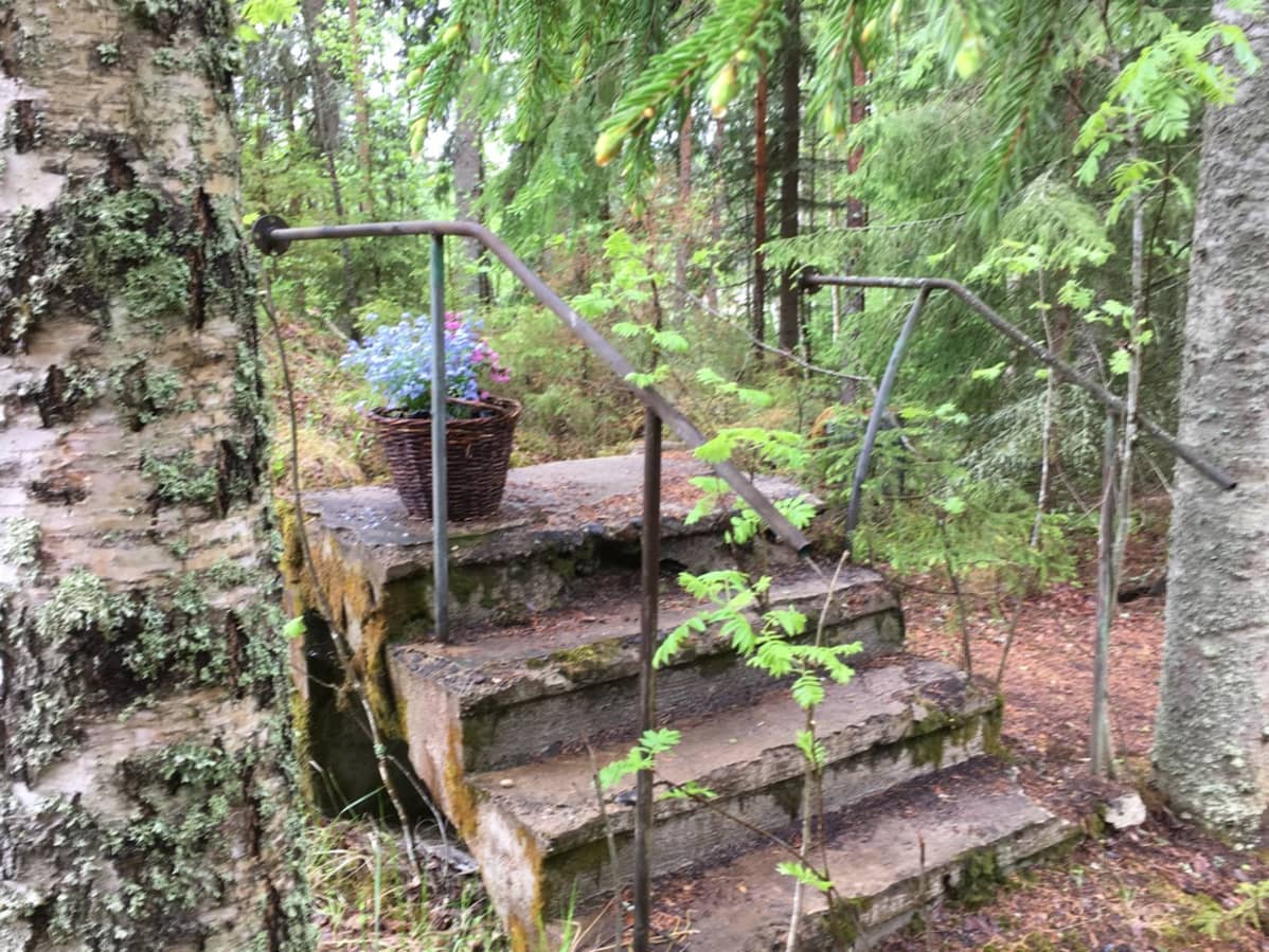 Sarkolan talo purettiin 1989. Sen portaat ovat jäljellä. Niihin taiteilija Hugo Simbergin kerrotaan kuolleen.