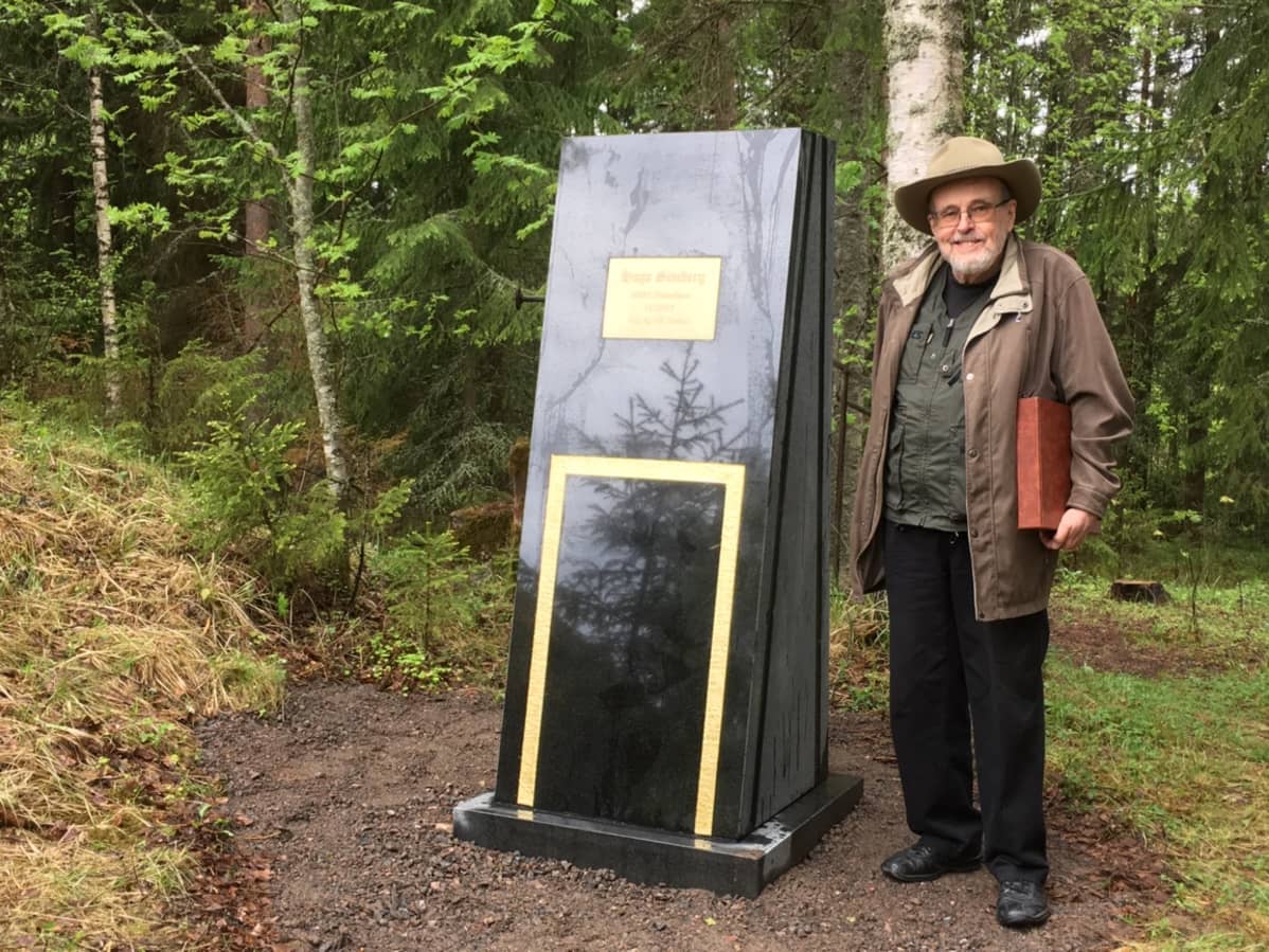 Muistomerkin ja sen laatassa olevan tekstin suunnitellut Hugo Simbergin pojanpoika Jan Simberg.