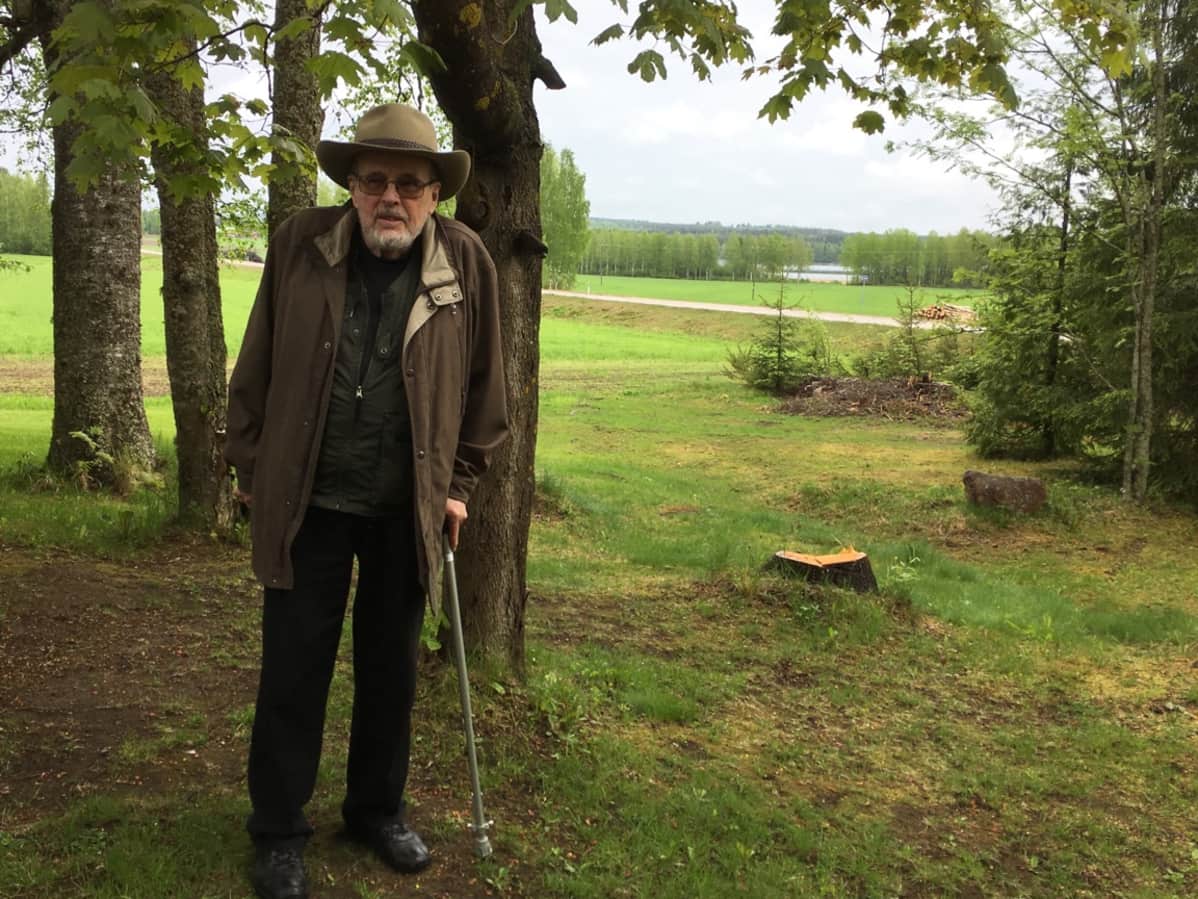Jan Simberg (2017) samassa maisemassa kuin isoisänsä Hugo Simberg (1917).