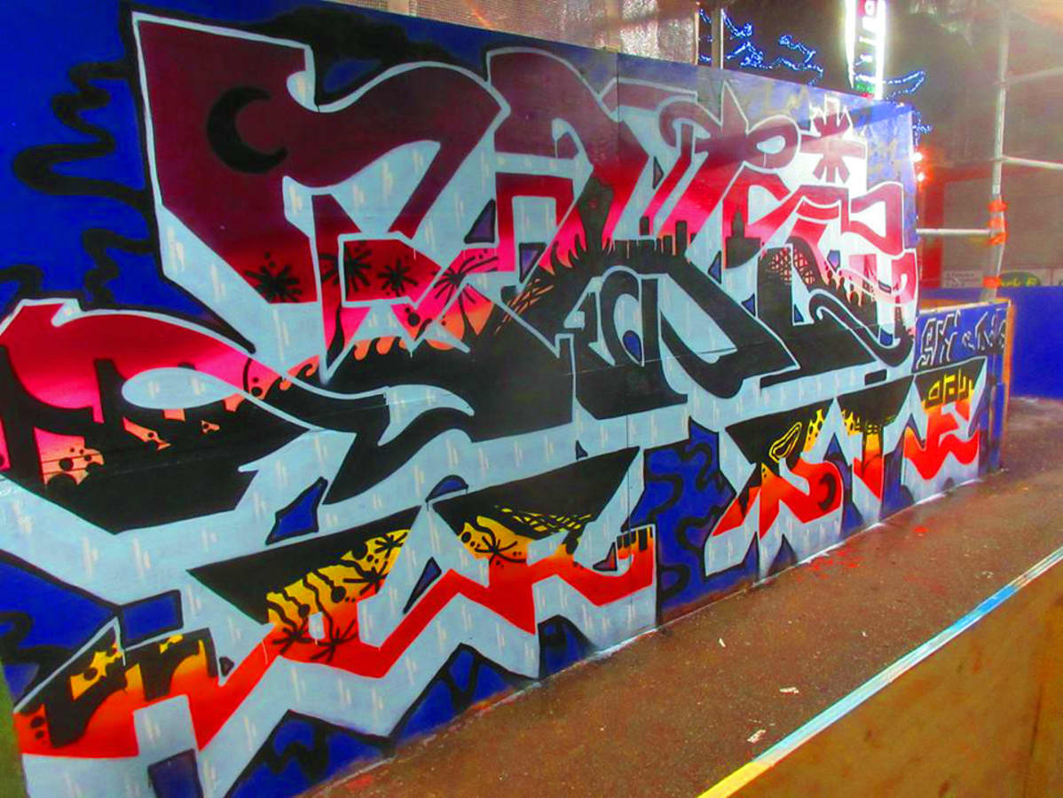 Jarko Manninen kuvailee graffitiensä tyyliä "karkuun pötköilevänä".