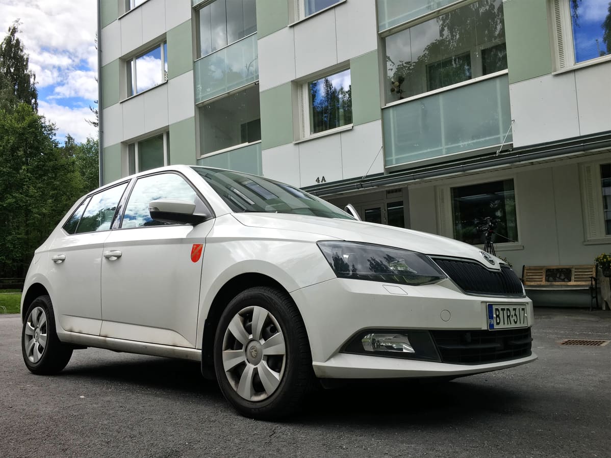 Kotipalvelun auto taloyhtiön pihalla Peltolammilla