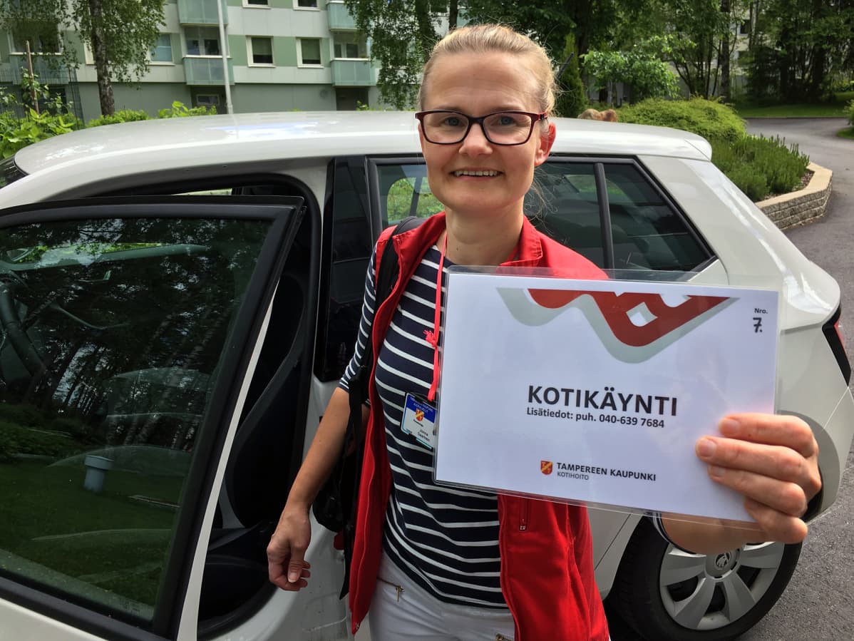 Hoitaja esittelee pysäköintilupaa
