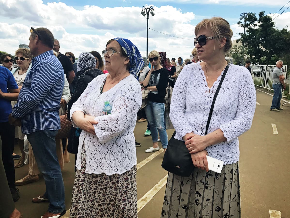 Ljuba jonossa.
