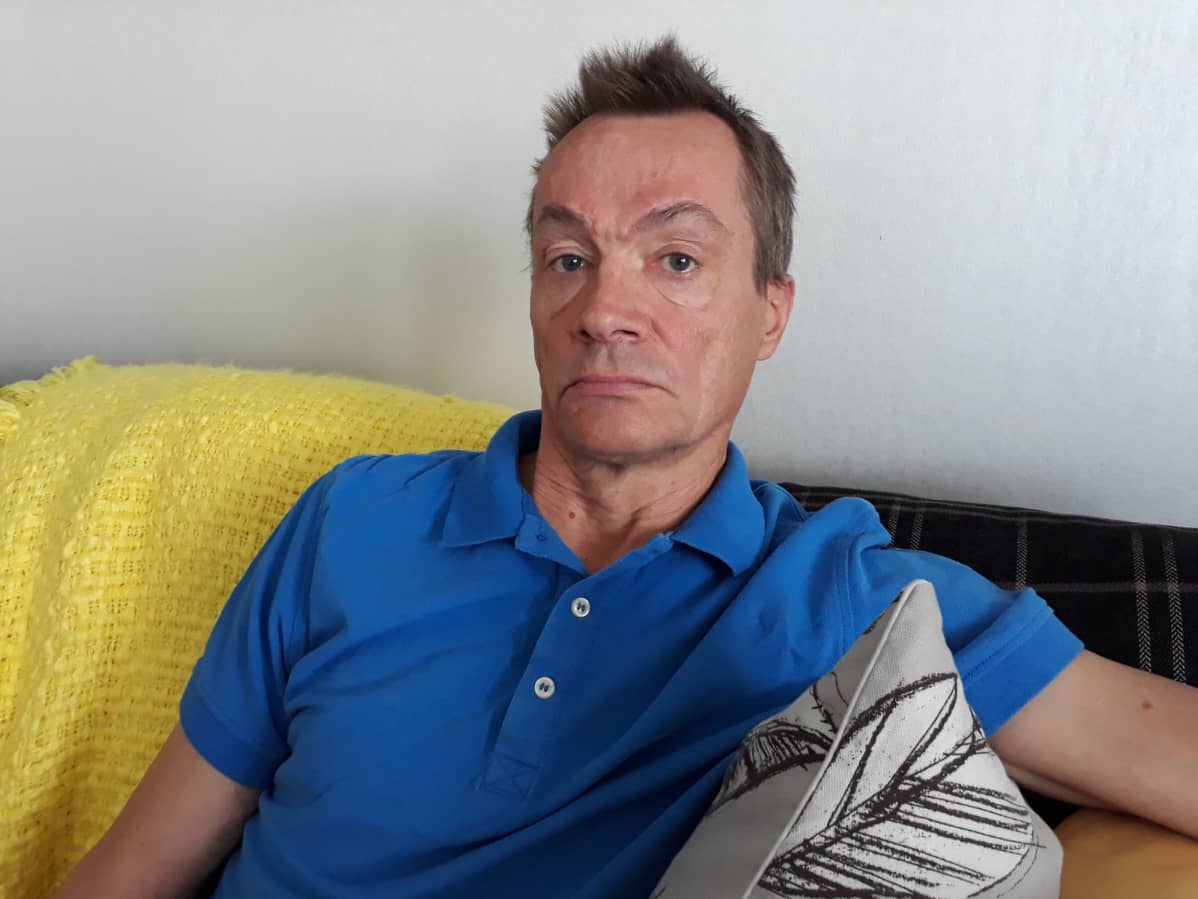Hannu Haimi istuu sohvalla