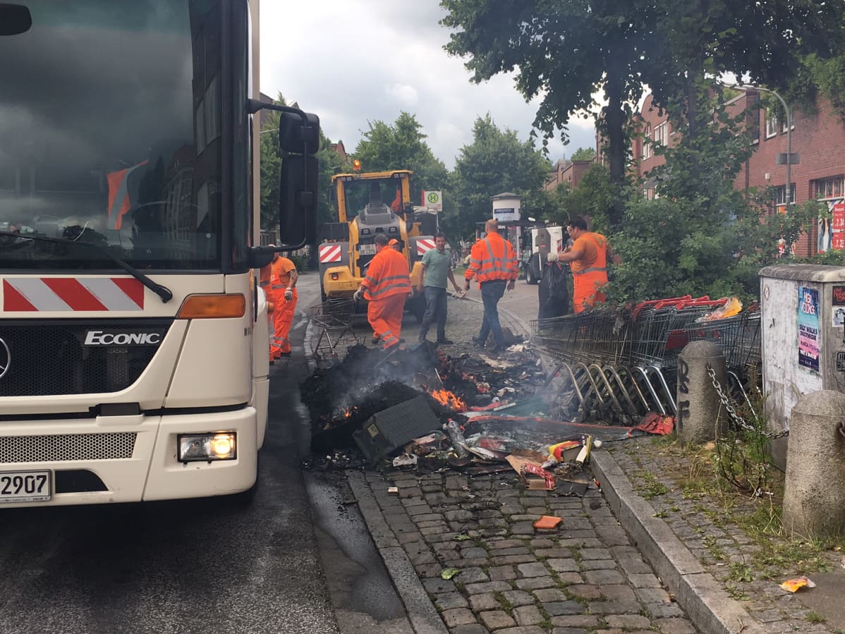 Hampurin jätehuollon työntekijät sammuttivat savuavaa jätekasaa Schanzenviertel -kaupunginosassa lauantaina 8. heinäkuuta.