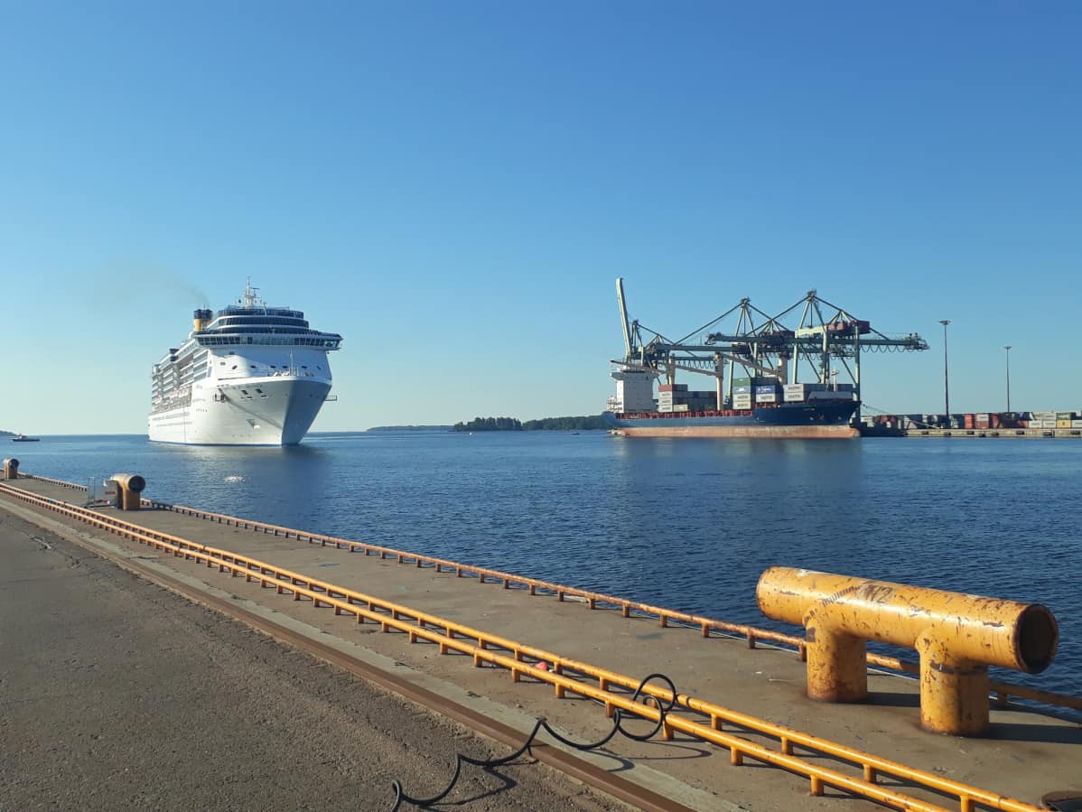 Laiva lipuu satamaan