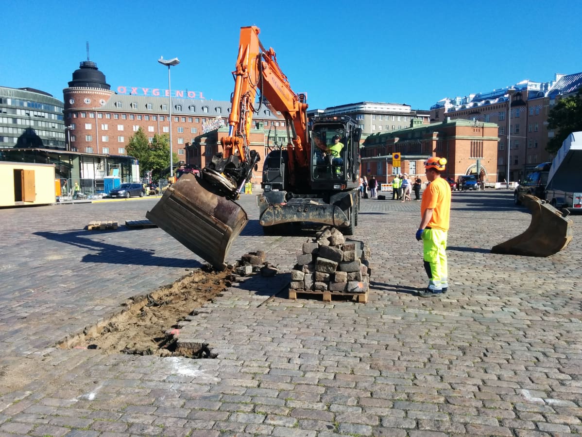 Kauppahallin väistötilojen rakennustyöt aloitettiin tänään Hakanienen torilla.