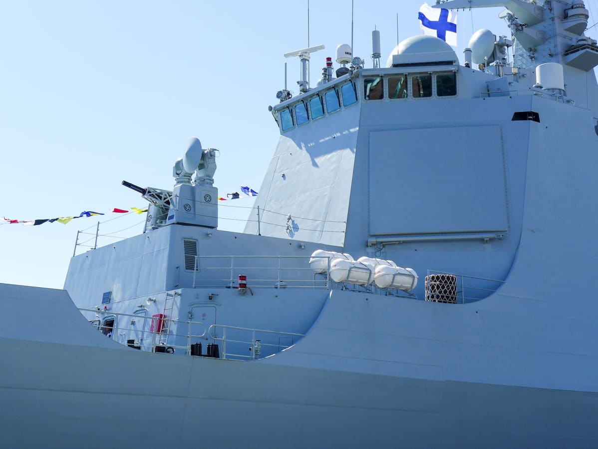 sotalaivan komentosilta ja tykki