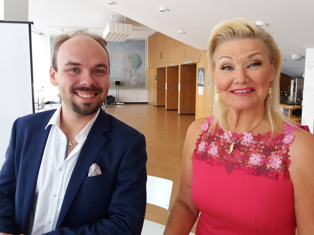 Ville Matjejeff ja Karita Mattila hymyilevät kameralle.