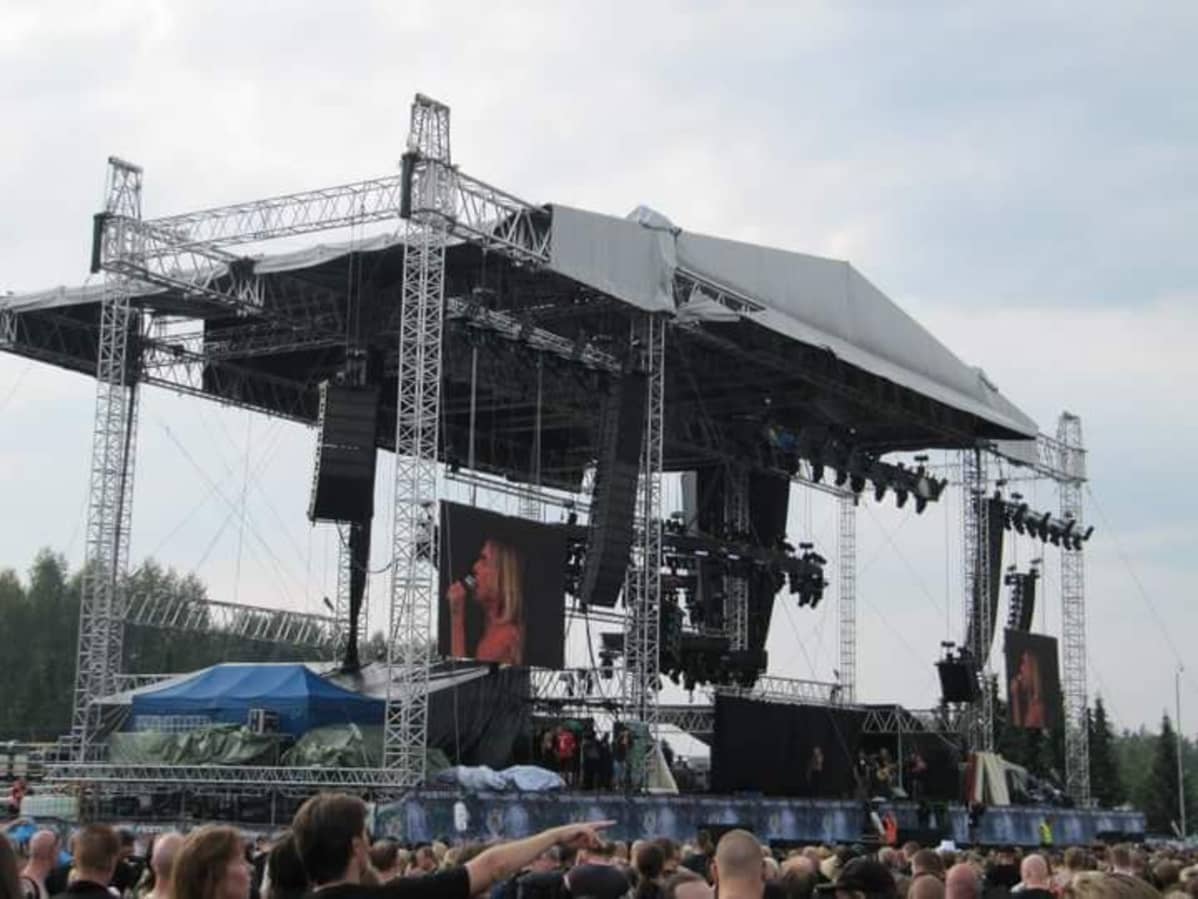 esiintymislavalla revenneitä pressuja