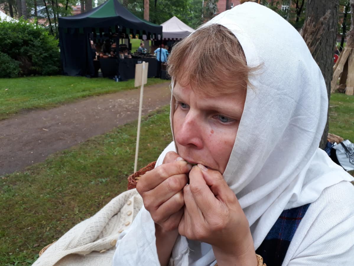 Taiteilija Minna Hokka soittaa ratamonlehteä