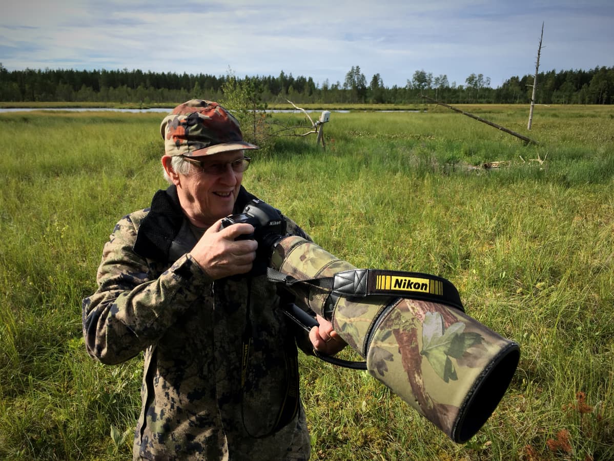 Tuomo Karsikas kameransa kanssa.