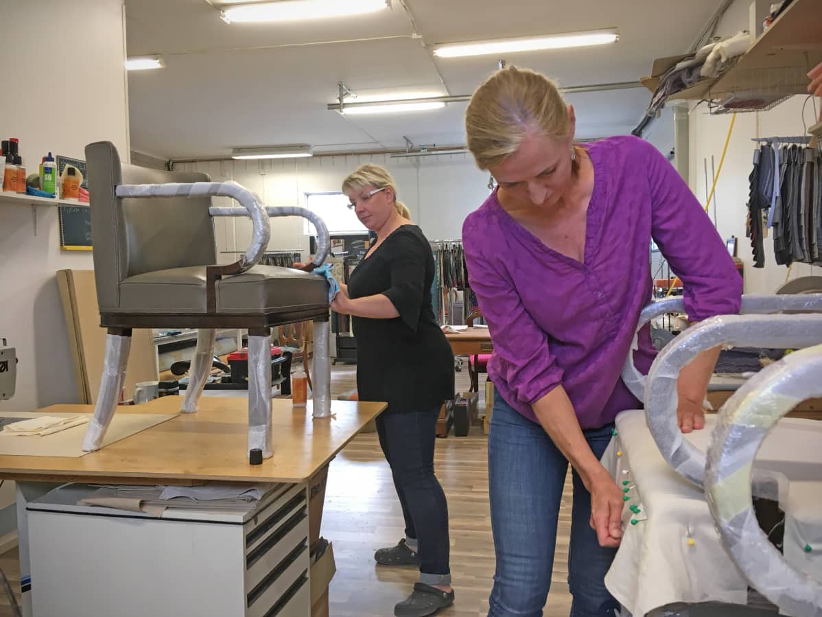 Eija Perkiö ja Anne Peltonen ovat verhoilleet Eduskuntatalon tuoleja entiseen loistoonsa.