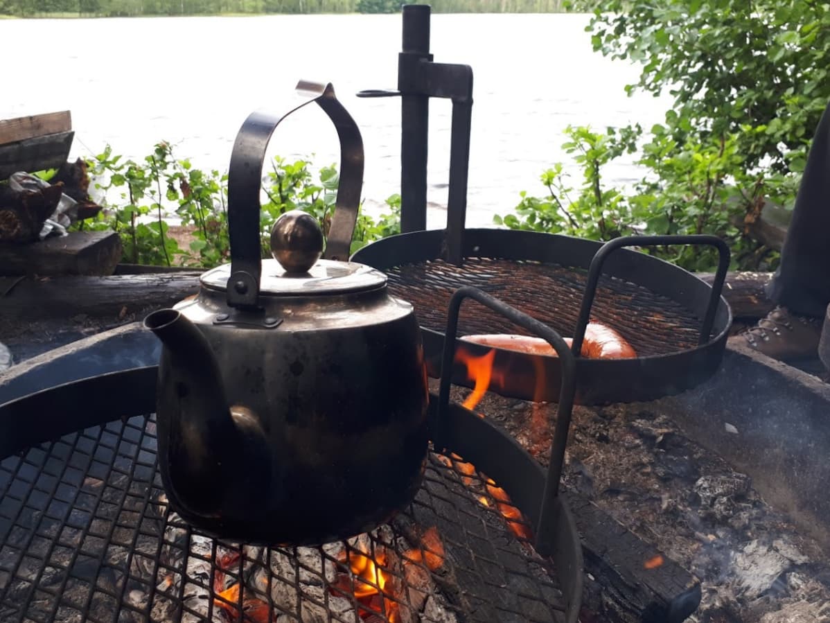 Nokipannukahvit Kukkaroniemen nuotipaikalla.