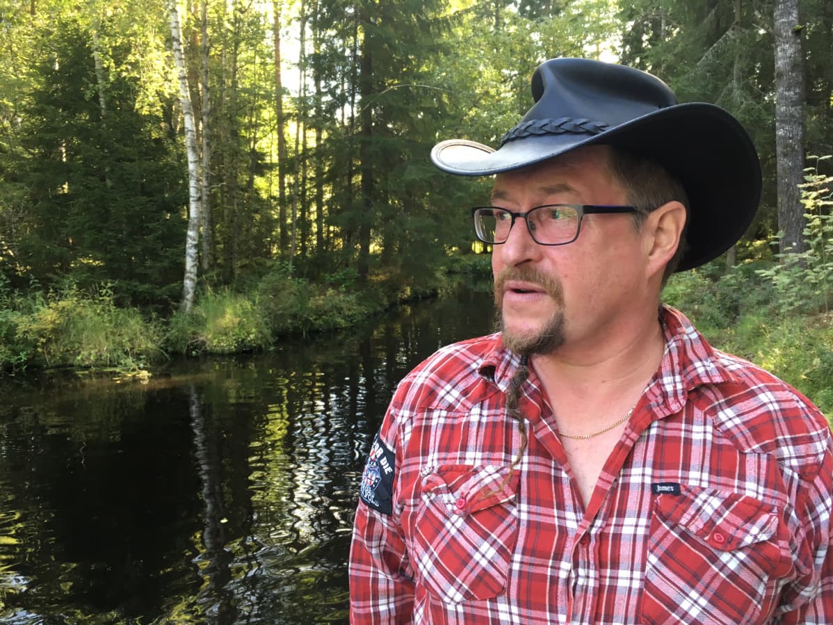 Pentti Luhtanen asuu ja yrittää Lehmijoen varrella.