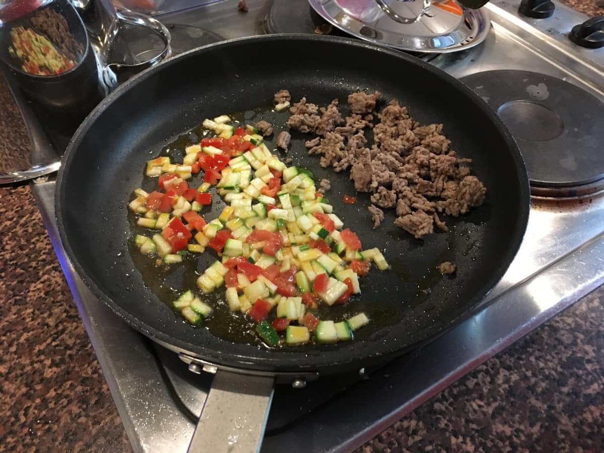 Ketogeenisen ruokavalion mukaan tehty ateria.
