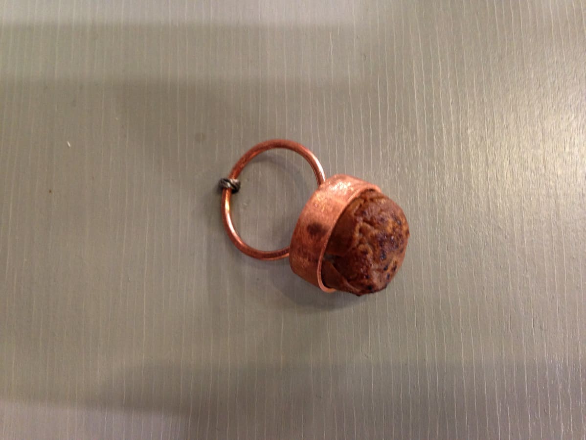 Korumuotoilun opiskelija Ulla Putkosen suklaasormus.